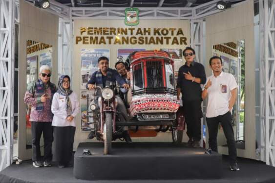 Foto: Wali Kota Pematangsiantar dr Susanti Dewayani SpA foto di pajangan Becak Siantar di Bandara Kuala Namu, Kabupaten Deli Serdang. (FOTO ANTARA/HO-Dinas Kominfo Pematang Siantar)