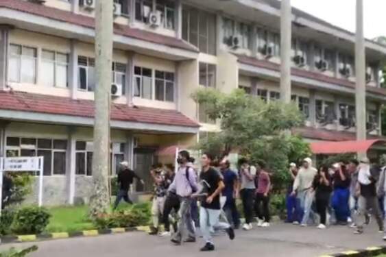 Foto: Bentrok antara mahasiswa Tekhnik Mesin dan Tekhnik Sipil Politeknik Negeri Medan (Polmed) pecah, Kamis (26/9/2024).