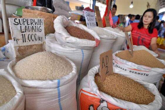 Foto: Penjualan beras di pasar.