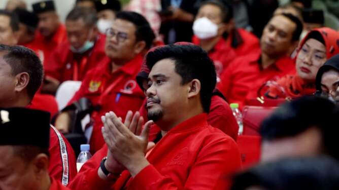 Foto: Bobby Nasution berbaju PDI Perjuangan.