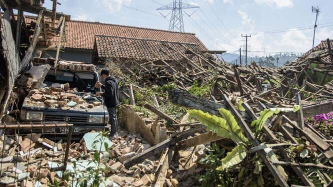 Foto: Sejumlah rumah di Desa Cibeureum, Kertasari, Kabupaten Bandung, Jawa Barat hancur akibat guncangan gempa berkuatan magnitudo 5.0 pada Rabu (18/9) pagi. ANTARA