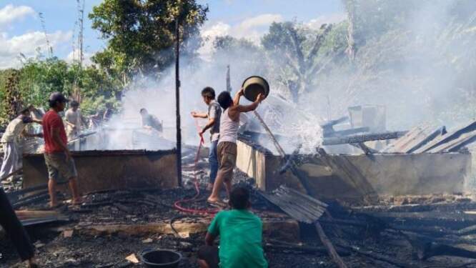 Foto: Ditinggal ke Ladang, Rumah Ketua BKMT Aek Bilah Tapsel hangus terbakar.