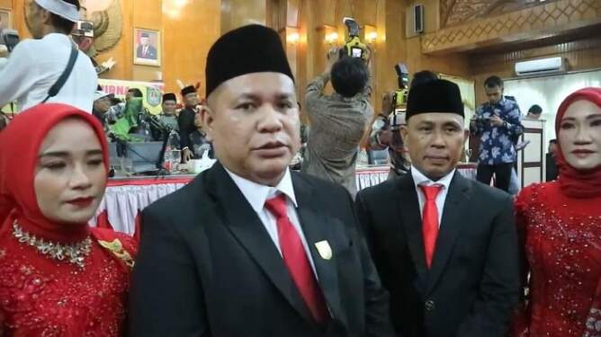 Foto: Dua pasangan suami istri dari PDI Perjuangan dilantik jadi anggota DPRD Asahan.