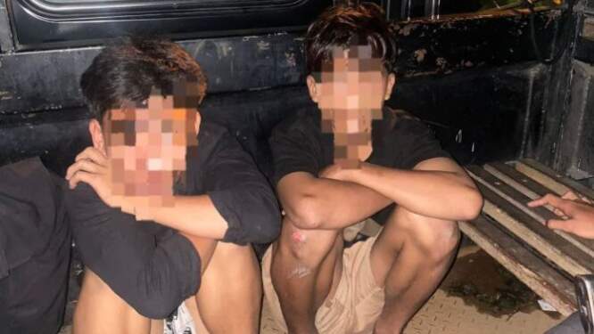 Foto: Kedua remaja saat diamankan personel Brimob.