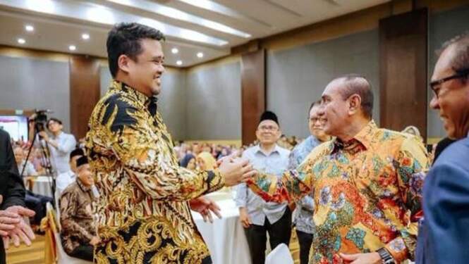 Foto: Bobby Nasution dan Edy Rahmayadi salam komando saat bertemu di acara syukuran Anggota DPRD Sumut. dok istimewa
