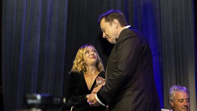 Foto: Elon Musk, CEO Tesla, kanan, memberikan penghargaan kepada Giorgia Meloni, presiden Dewan Menteri Italia, selama jamuan makan malam Global Citizen Awards, Senin, 23 September 2024, di New York. (AP/Michelle Farsi)