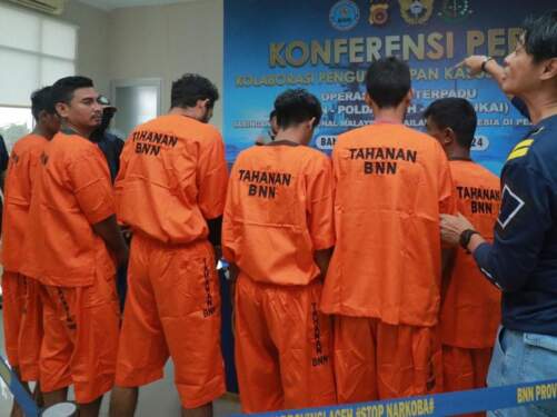 Foto: Enam pelaku penyelundupan sabu dari Thailand ke Aceh usai ditangkap.