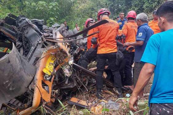 Foto: Sebuah truk mengalami rem blong hingga masuk ke dalam jurang di Seunapet, Kabupaten Aceh Besar, Aceh, Minggu (8/9).