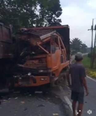 Tabrakan truk di Jalan Desa Kelapa Satu Kecamatan Galang Deli Serdang, Jumat (6/9/2024).