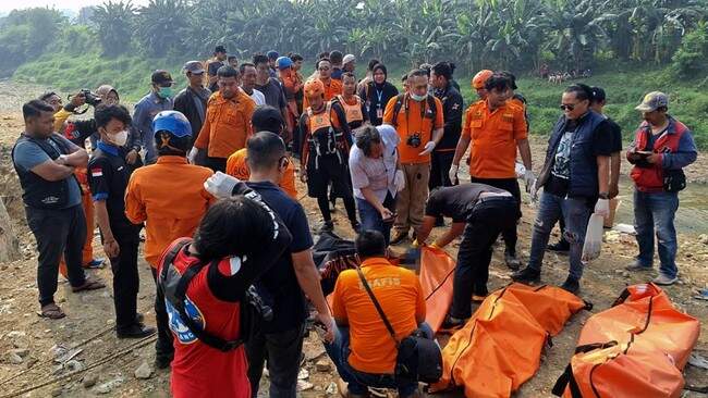 Foto: Sebanyak tujuh remaja laki-laki ditemukan tewas di Kali Bekasi, Jawa Barat pada Minggu (22/9) pagi.