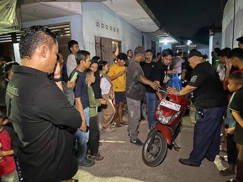 Foto: Petugas saat menggerebek sarang geng motor di Jalan Pasar Merah Gang Benteng.