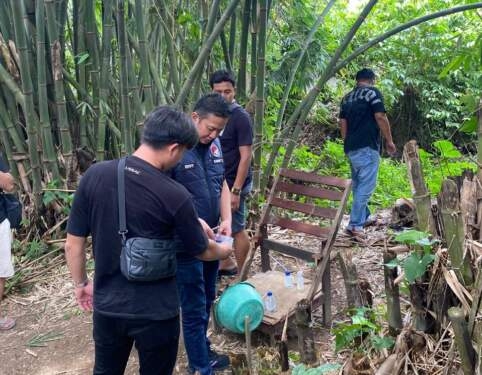 Sejumlah polisi saat menggelar Gerebek Kampung Narkoba GKN) di salah satu lokasi di Kecamatan Selesai, Langkat.