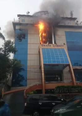 Foto: Gedung pertemuan Grand Liberty yang terletak di Jalan Putri Hijau, Silalas, Medan Barat terbakar.