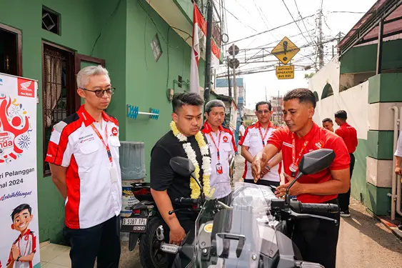 Foto: Menyambut Hari Pelanggan Nasional, General Manager Honda Customer Care Center AHM Antok Yuniarso (tengah) bersama jajaran manajemen Astra Motor secara langsung mengantarkan unit sepeda motor Honda kepada konsumen di Jakarta (04/09).(Istimewa)
