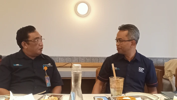 Foto: Vice President Corporate Communication PT Pos Indonesia Heri Nugrahanto (kanan) didampingi Antonius Chrisna Sutantyo selaku Executive General Manager PT Pos Indonesia Kantor Cabang Utama Medan (kiri).(seputarsumut/Asiong)
