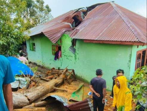 Foto: Salah satu rumah warga di Taput yang terkena hujan es disertai angin puting beliung.