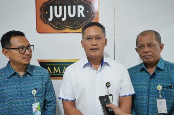 Foto: Kadisnaker Kota Medan Illyan Chandra Simbolon mewakili Wali Kota Medan menghadiri Peringatan Hari Pelanggan Nasional 2024 di Kantor BPJS Ketenagakerjaan, Jalan Patimura, Medan, Rabu (4/8/2024).