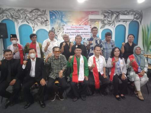Foto: Korwil PMPHISU Gandi Parapat dan peserta diskusi lainnya diabadikan usai doa bersama di Namira Kuphi Jalan Sempurna Medan, Rabu (04/09/2024). (seputarsumut/asril tanjung)