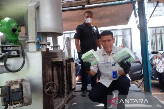 Foto: Kepala BNN Provinsi Sumut Brigjen Polisi Toga H Panjaitan menunjukkan barang bukti sabu-sabu sebelum dimusnahkan, Jumat (13/9/2024). (ANTARA/M. Sahbainy Nasution)
