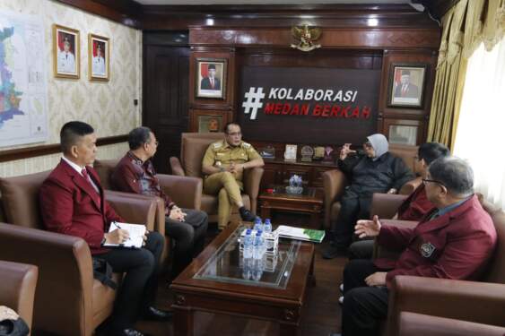 Foto: Plt Wali Kota Medan Aulia Rachman saat menerima kunjungan Rektor UISU Prof Dr Syafrida dan rombongan di Balai Kota, Medan, Senin (30/9/2024).