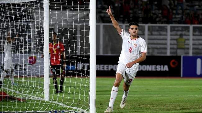 Foto: Penyerang Timnas Indonesia U-20 Jens Raven selebrasi usai cetak gol lawan Timor Leste. (ANTARA FOTO/Hafidz Mubarak A)