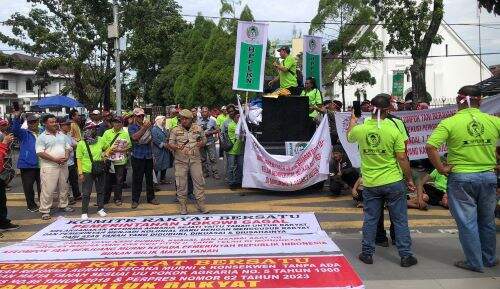 Foto: Aksi demo meminta keadilan tanah di depan kantor Gubsu.