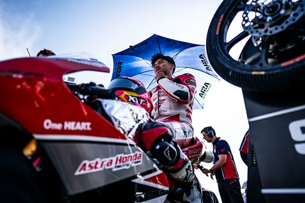 Foto: Fadillah Arbi Aditama binaan PT Astra Honda Motor (AHM), siap menghadapi balapan berikutnya di ajang FIM JuniorGP 2024 yang akan berlangsung di Circuito de Jerez-Ángel Nieto, akhir pekan ini (12-13 September 2024).(Istimewa)