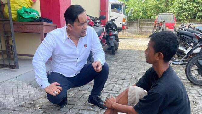 Foto: Kanit Reskrim Polsek Patumbak saat menginterogasi pelaku.