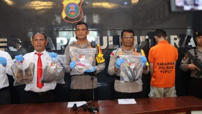 Foto: Kapolres Taput AKBP Ernis menunjukkan barang bukti saat merilis kasus pembunuhan Monika Huaturuk.