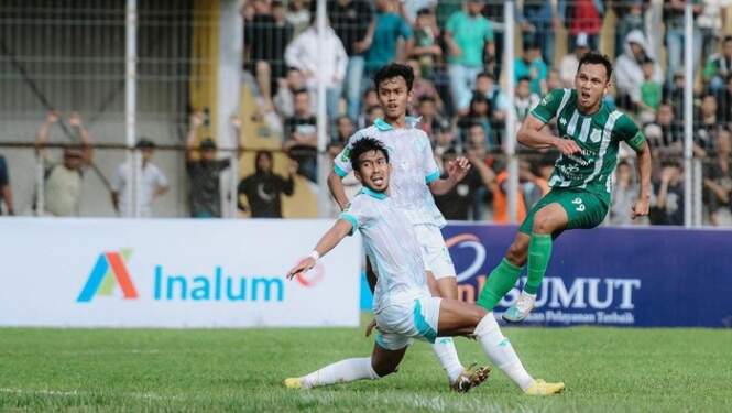 Foto: Kapten PSMS Medan Rachmad Hidayat melepas tendangan ke arah gawang Persikabo.