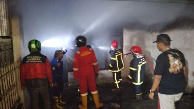 Foto: Rumah kosong di Jalan Sisingamangaraja Siantar Timur terbakar, Senin (16/9/2024) sekitar pukul 22.40 WIB.