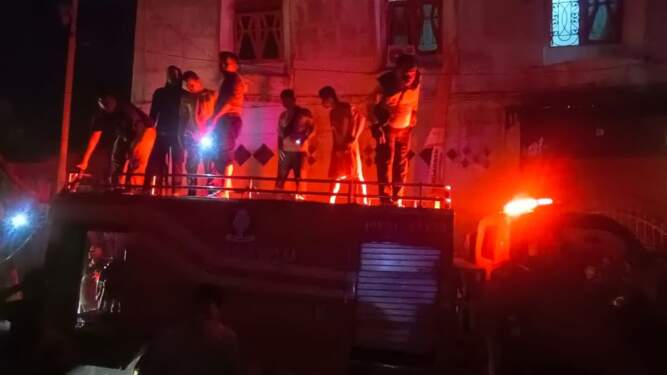 Foto: Petugas damkar berjibaku memadamkan kebakaran di Kelurahan Pasar Baru, Sibolga. Ist