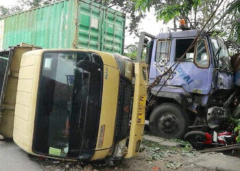 Truk Tabrak Truk Pasir, Motor dan Warung di Kisaran