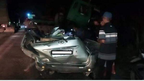 Foto: Nasib tragis menimpa tiga anggota keluarga yang tewas dalam kecelakaan maut di Jalinsum, Desa Pulau Maria, Kabupaten Asahan, Sumatera Utara, Selasa (10/9/2024) malam. Foto: iNews/Ulil Amri