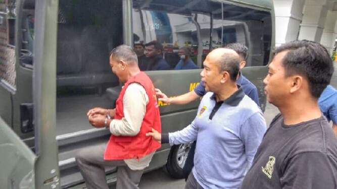 Foto: Petugas Kejati Sumut menggiring AGM ke mobil tahanan.
