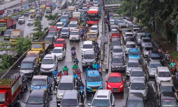 Foto: Kendaraan melintas di ruas Jalan TB Simatupang, Jakarta, Senin (29/1/2024). Ruas Jalan TB Simatupang mengalami kemacetan akibat diguyur hujan. (CNBC Indonesia/Faisal Rahman)