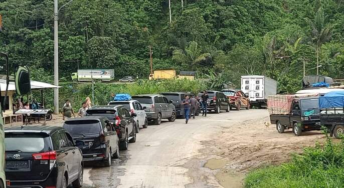 Foto: Kemacetan panjang kendaraan di ruas Jalan Lintas Tengah Sumatera tepatnya di Batu Jomba, Desa Luat Lombang, Kecamatan Sipirok, Kabupaten Tapanuli Selatan, Sumatera Utara.