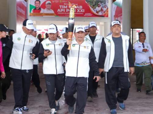 Foto: Pj Bupati Dairi Surung Charles Lamhot Bantjin bersama unsur Forkopimda menyambut rombongan Kirab Api PON XXI Aceh-Sumut di Sidikalang, Minggu (1/9/2024). Diskominfo Sumut