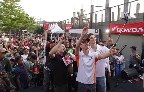 Foto: Kebersamaan pembalap Honda di MotoGP, Luca Marini dan Joan Mir, berinteraksi dengan para penggemarnya.(Istimewa)