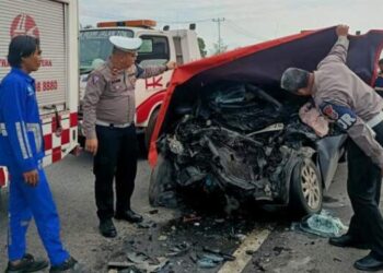 Tragis! Mobilio Seruduk Truk Tangki LPG di Tol, 3 Orang Tewas