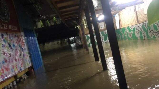 Foto: Rumah di daerah aliran Sungai Deli terendam banjir.