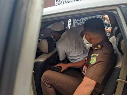 Foto: Tersangka diamankan aparat.