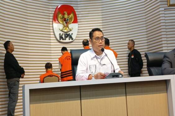 Foto: KPK tahan empat tersangka korupsi CCTV Bandung Smart City.