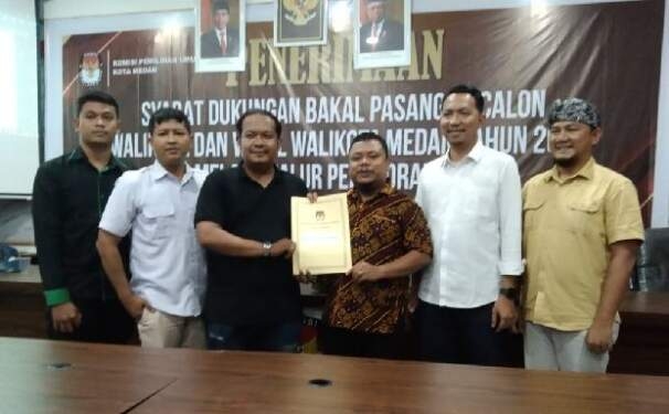 KPU Medan menyerahkan dokumen kepada perwakilan tiga paslon Wali Kota dan Wakil Wali Kota Medan, Sabtu (14/9/2024).