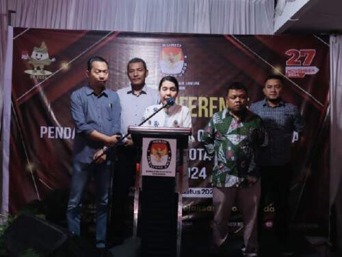 Foto: Ketua Komisi Pemilihan Umum (KPU) Medan, Mutia Atiqah bersama para komisioner menyampaikan keterangan pers.