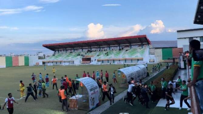 Foto: Sejumlah official dan suporter terlibat kericuhan usai laga pertandingan Tim Sepakbola Putri Sumut kontra Babel.
