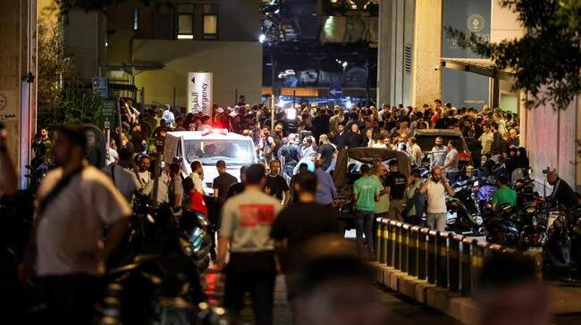 Foto: Ribuan orang terluka usai pager meledak di perbatasan Lebanon. Foto: REUTERS/Mohamed Azakir