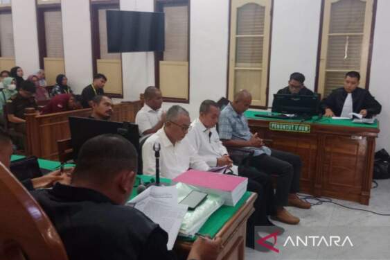Foto: Lima terdakwa korupsi di UIN Sumut mendengarkan dakwaan JPU di Pengadilan Tipikor pada Pengadilan Negeri Medan, Senin (9/9/2024).