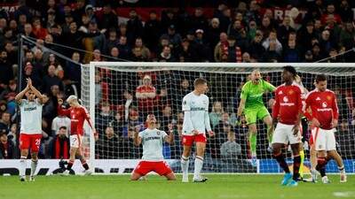 Foto: Mees Hilgers main penuh saat FC Twente tahan imbang Manchester United.