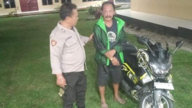 Foto: Pelaku saat diamankan Polsek Tanah Jawa.